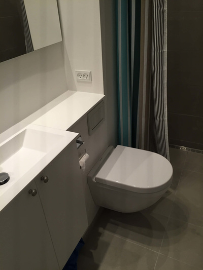 Renoveret badeværelse med ny håndvask og svævende toilet - murer gentofte - tømrer lyngby