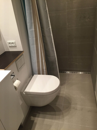 Nyopført badeværelse - svævende toilet monteret af Tømrermester Rosengreen