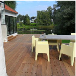 Nylagt terrasse med træplanker i god kvalitet