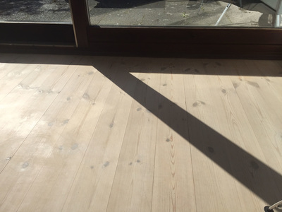Ny, lyst trægulv ved terrassedør - lagt af tømrer i Dyssegård