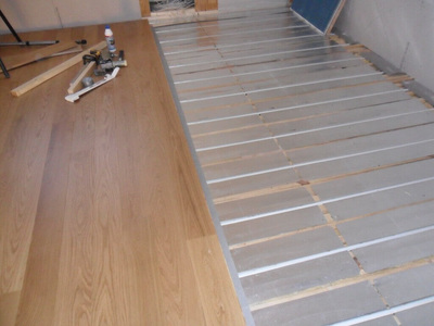 Nyt gulv bliver lagt - byggeprocessen - undergulvet lægges perfekt og sikrer holdbarhed og at gulvet ikke knirker - Tømrer Gentofte