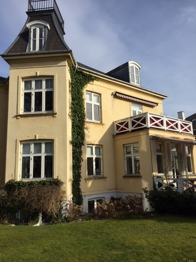 Førbillede - renovering af facade på 355 kvm ejendom i Kgs. Lyngby