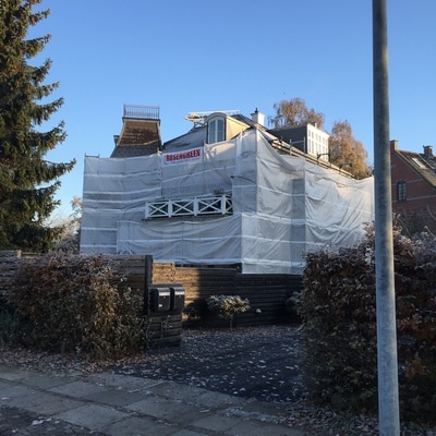 Midtvejsbillede: Facaderenovering i Kgs. Lyngby - indpakket ejendom undervejs i renoveringsprocessen